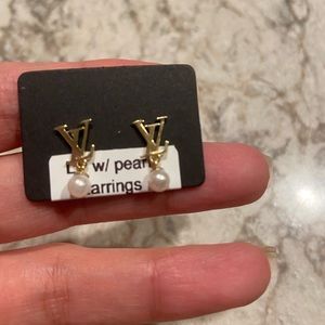 18 karat gold L*V with natural pearl stud earring